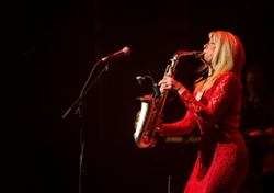 Paula Atherton, saxofonista, cantante,  compositora, y flautista